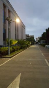 【特色太陽能路燈案例】安徽亳州市6米回紋特色太陽能路燈